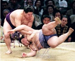 Waka returns to ring with win at spring sumo